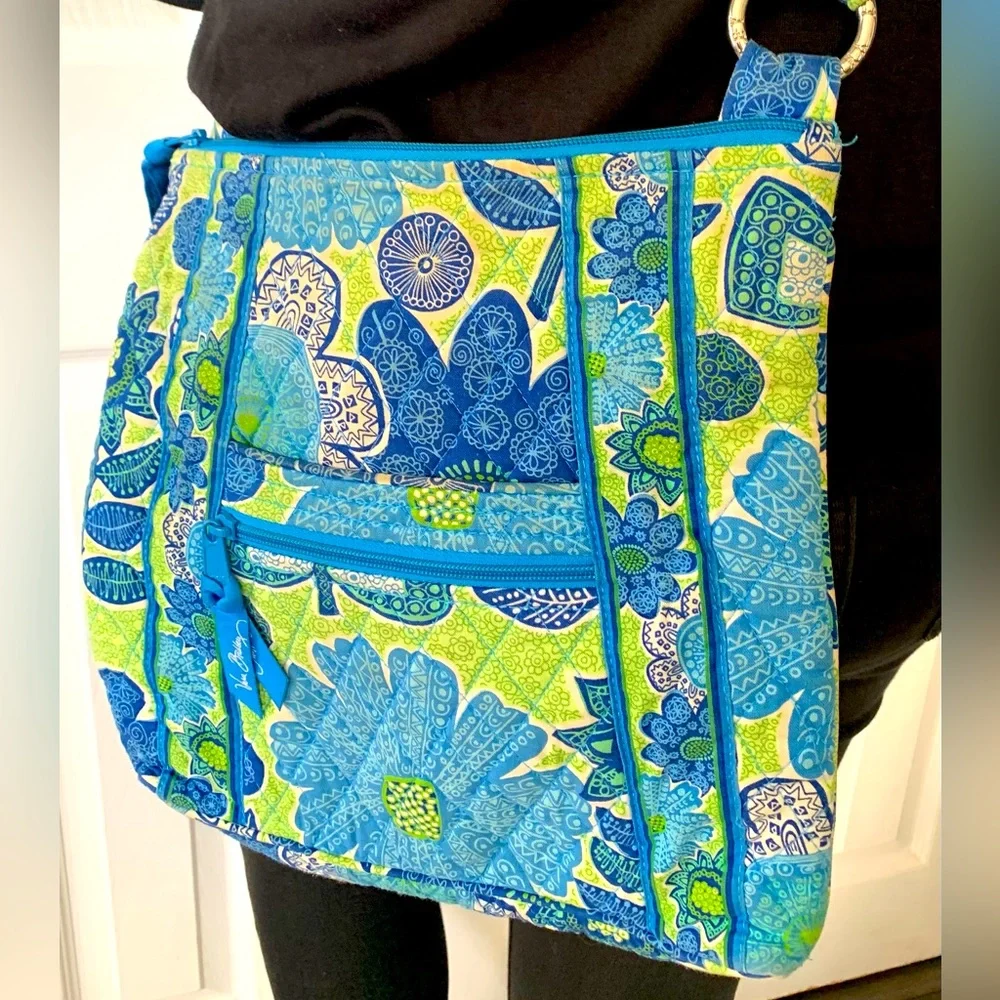 VERA BRADLEY shoulder bag in excellent condition. Lots of pockets - Picture 1 of 7